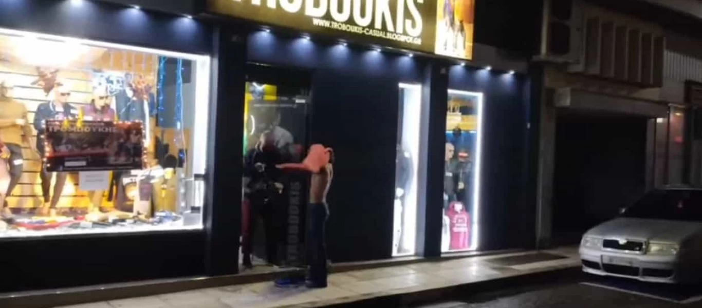 Ελλάδα στην εποχή... του click away: Στο Αγρίνιο γδύθηκαν στο πεζοδρόμιο για να δοκιμάσουν παντελόνια (βίντεο)